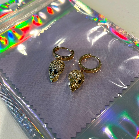 Gold crystal pavé skull earrings with gold plated earring huggie. New/Handmade - Picture 1 of 6